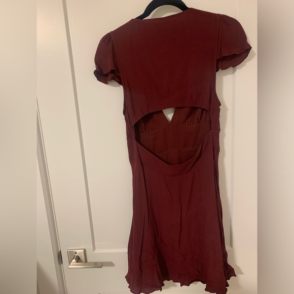 Aritzia Sunday Best Rand Silk Cut Out Back Mini Dress Maroon Size 8 - Picture 3 of 5
